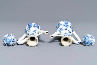 Une paire de verseuses couvertes en porcelaine de Chine bleu et blanc, Kangxi