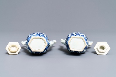 Een paar Chinese blauwwitte wijnkannen met deksels, Kangxi