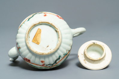 Un bel ensemble d'objets &agrave; th&eacute; en porcelaine de Chine famille rose, Yongzheng/Qianlong