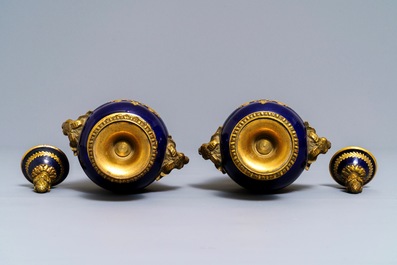 Une paire de vases couverts en porcelaine dans le style de S&egrave;vres aux montures en bronze dor&eacute;, France, 19/20&egrave;me