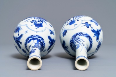 Une paire de vases de forme bouteille en porcelaine de Chine bleu et blanc, Kangxi