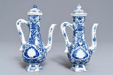 Een paar Chinese blauwwitte wijnkannen met deksels, Kangxi
