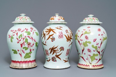 Een paar en een enkele Chinese famille rose dekselvaas met floraal decor, 19e eeuw