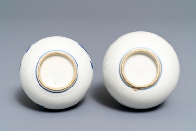 Une paire de vases en porcelaine de Chine bleu et blanc &agrave; d&eacute;cor de kylins, Kangxi