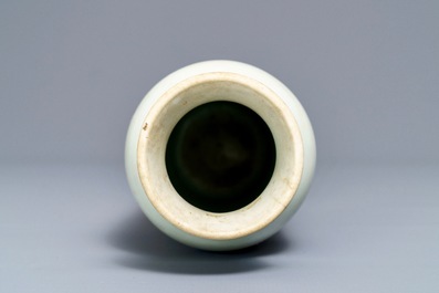 Een Chinese blauwwitte rouleau vaas met floraal decor, Hatcher cargo, Transitie periode