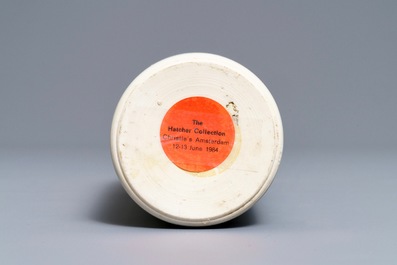Een Chinese blauwwitte rouleau vaas met floraal decor, Hatcher cargo, Transitie periode