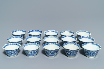 Vijftien Chinese blauwwitte koppen en 19 schotels, Kangxi