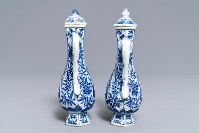 Een paar Chinese blauwwitte wijnkannen met deksels, Kangxi