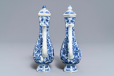 Een paar Chinese blauwwitte wijnkannen met deksels, Kangxi