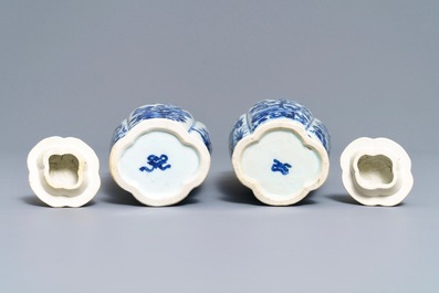 Une paire de vases couverts en porcelaine de Chine bleu et blanc, Kangxi