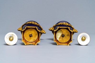 Une paire de vases couverts en porcelaine dans le style de S&egrave;vres aux montures en bronze dor&eacute;, France, 19/20&egrave;me