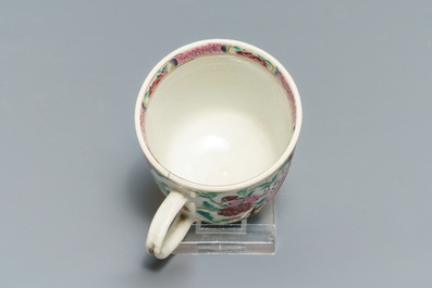 Un bel ensemble d'objets &agrave; th&eacute; en porcelaine de Chine famille rose, Yongzheng/Qianlong