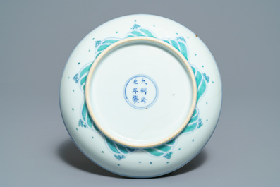 Une assiette en porcelaine de Chine doucai, marque de Chenghua, Yonzheng