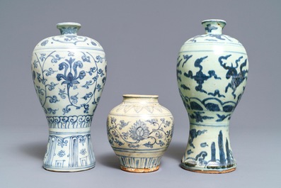 Drie Chinese blauwwitte vazen, Ming