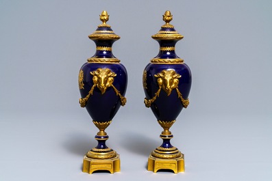 Une paire de vases couverts en porcelaine dans le style de S&egrave;vres aux montures en bronze dor&eacute;, France, 19/20&egrave;me
