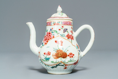 Un bel ensemble d'objets &agrave; th&eacute; en porcelaine de Chine famille rose, Yongzheng/Qianlong