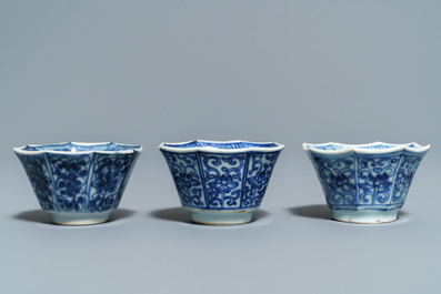 Vijftien Chinese blauwwitte koppen en 19 schotels, Kangxi