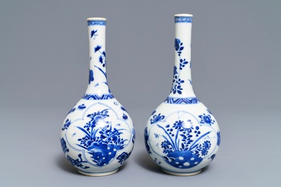 Une paire de vases de forme bouteille en porcelaine de Chine bleu et blanc, Kangxi