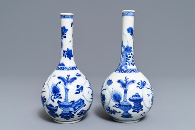 Une paire de vases de forme bouteille en porcelaine de Chine bleu et blanc, Kangxi