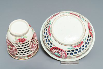Un bel ensemble d'objets &agrave; th&eacute; en porcelaine de Chine famille rose, Yongzheng/Qianlong