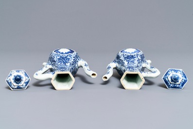 Een paar Chinese blauwwitte wijnkannen met deksels, Kangxi