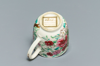 Un bel ensemble d'objets &agrave; th&eacute; en porcelaine de Chine famille rose, Yongzheng/Qianlong