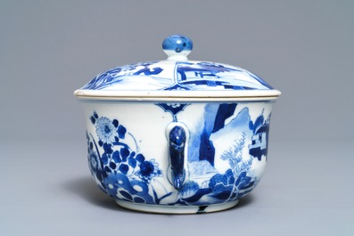 Een Chinese blauwwitte gedekselde papkom, Kangxi