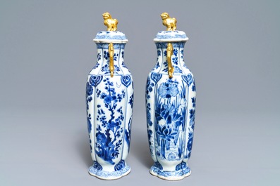 Une paire de vases couverts en porcelaine de Chine bleu et blanc, Kangxi