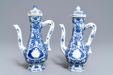 Een paar Chinese blauwwitte wijnkannen met deksels, Kangxi