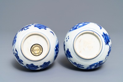 Une paire de vases de forme bouteille en porcelaine de Chine bleu et blanc, Kangxi