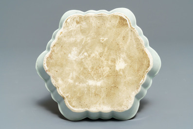 Un bel ensemble d'objets &agrave; th&eacute; en porcelaine de Chine famille rose, Yongzheng/Qianlong