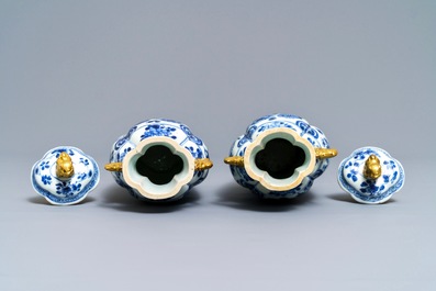 Une paire de vases couverts en porcelaine de Chine bleu et blanc, Kangxi