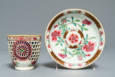 Un bel ensemble d'objets &agrave; th&eacute; en porcelaine de Chine famille rose, Yongzheng/Qianlong
