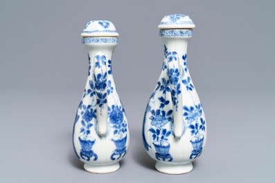 Une paire de verseuses couvertes en porcelaine de Chine bleu et blanc, Kangxi