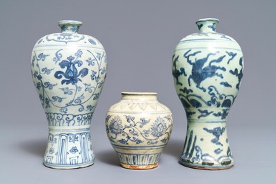 Drie Chinese blauwwitte vazen, Ming