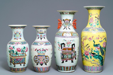 Vier Chinese famille rose vazen met decor van antiquiteiten, 19e eeuw