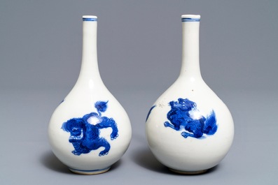Une paire de vases en porcelaine de Chine bleu et blanc &agrave; d&eacute;cor de kylins, Kangxi