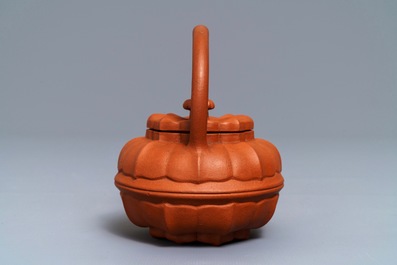 Een Chinese bloemvormige Yixing steengoed theepot met deksel, Kangxi
