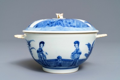 Un bol couvert sur pr&eacute;sentoir en porcelaine de Chine bleu et blanc, marque de Chenghua, Kangxi