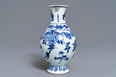 Een Chinese blauwwitte kan met floraal decor, Transitie periode