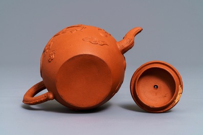 Een Chinese Yixing steengoed theepot met reli&euml;fdecor van draken, Kangxi
