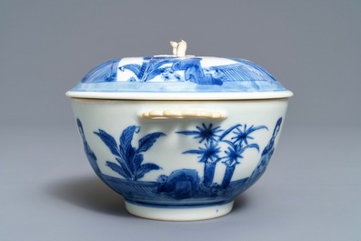 Un bol couvert sur pr&eacute;sentoir en porcelaine de Chine bleu et blanc, marque de Chenghua, Kangxi