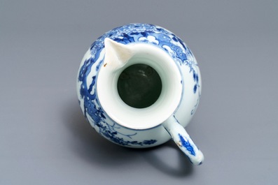 Een Chinese blauwwitte kan met floraal decor, Transitie periode