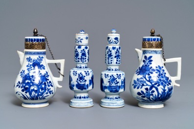 Une paire de vases et une paire de verseuses en porcelaine de Chine bleu et blanc, Kangxi