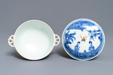 Un bol couvert sur pr&eacute;sentoir en porcelaine de Chine bleu et blanc, marque de Chenghua, Kangxi
