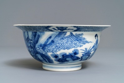 Un bol de type klapmuts en porcelaine de Chine bleu et blanc, marque de Chenghua, Kangxi