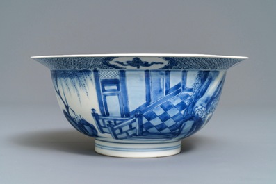 Un bol de type klapmuts en porcelaine de Chine bleu et blanc, marque de Chenghua, Kangxi