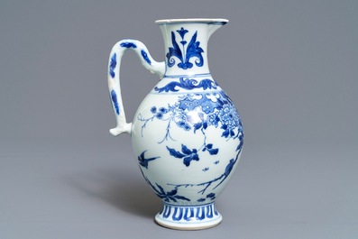 Een Chinese blauwwitte kan met floraal decor, Transitie periode