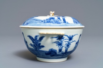 Un bol couvert sur pr&eacute;sentoir en porcelaine de Chine bleu et blanc, marque de Chenghua, Kangxi