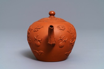 Een Chinese Yixing steengoed theepot met reli&euml;fdecor van draken, Kangxi